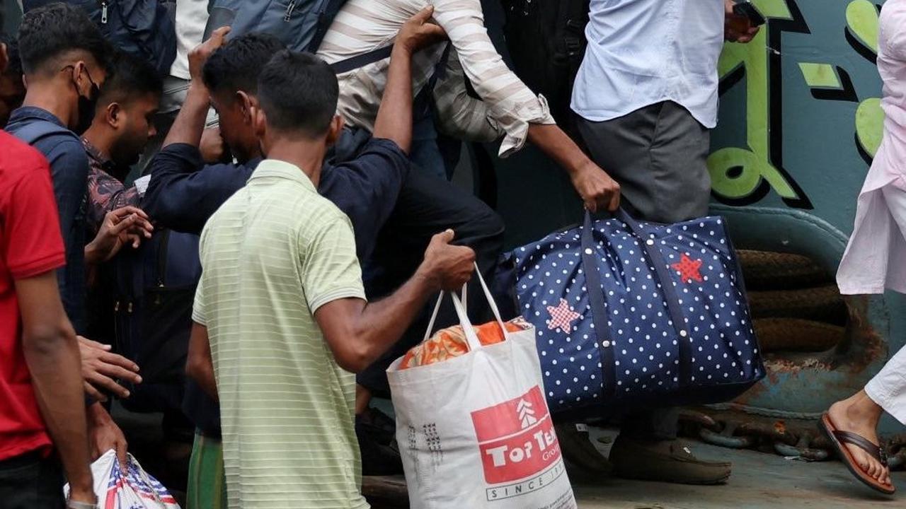 Pemudik juga sempat berdesakan saat masuk ke dalam kapal. Foto: REUTERS / Mohammad Ponir Hossain<br>
