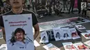 Sejumlah mahasiswa Trisakti melakukan aksi bertajuk #MerawatIngat #MenolakLupa saat car free day (CFD) di Bundaran HI, Jakarta, Minggu (5/5/2019). Aksi tersebut bertujuan untuk mengingatkan bahwa masih banyak kasus-kasus pelanggaran HAM berat yang belum terselesaikan. (Liputan6.com/Faizal Fanani)