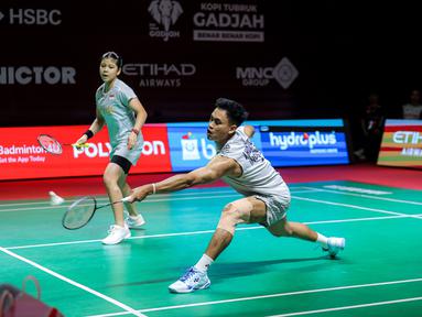 Pasangan ganda campuran Indonesia, Jafar Hidayatullah/Felisha Pasaribu berusaha mengembalikan kok ke arah wakil Korea Selatan, Kim Jae Hyeon/Jang Ha Jeong dalam babak 32 besar Indonesia Open 2026 di Istora Senayan, Jakarta, Rabu (03/06/2026). (Bola.com/Bagaskara Lazuardi)