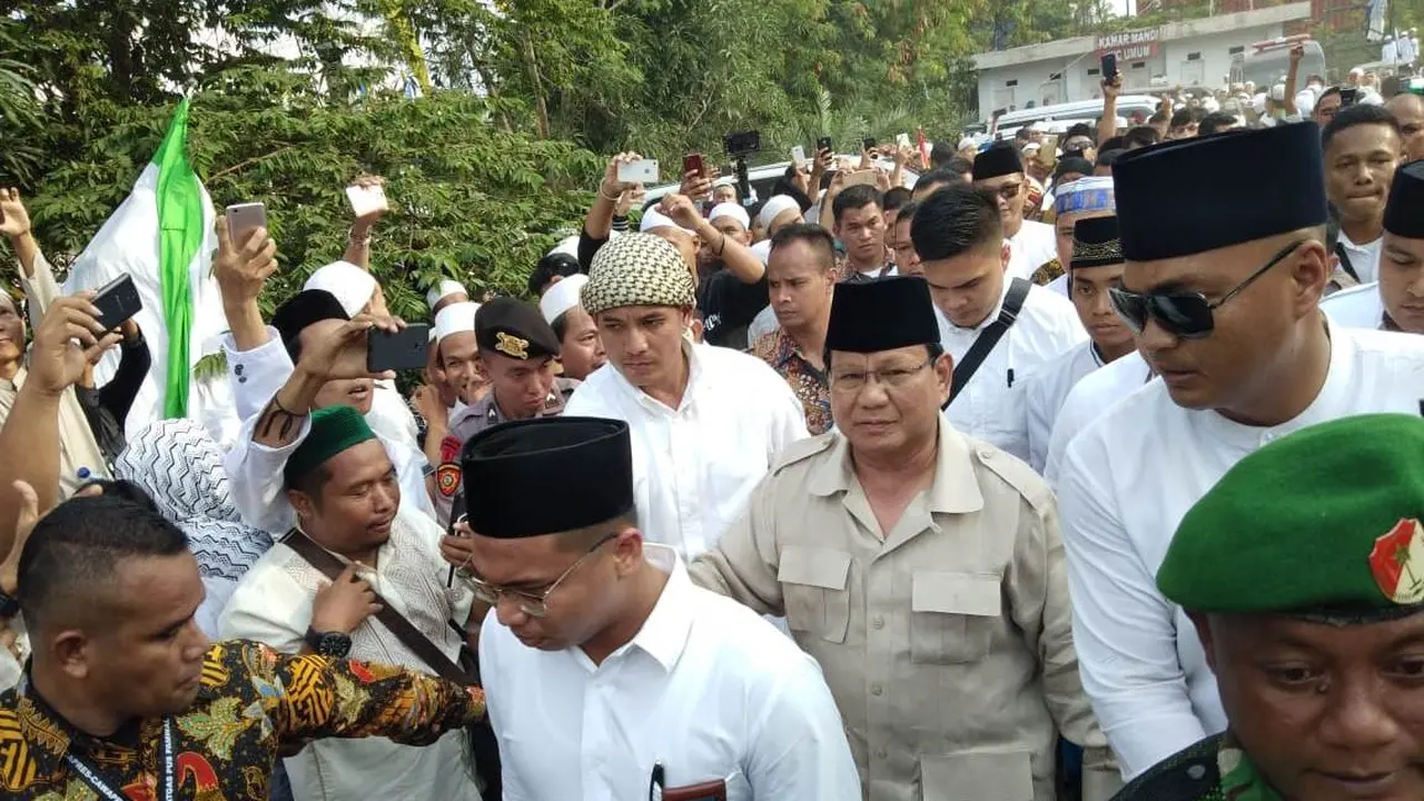 Prabowo Subianto saat berkunjung ke Makam Mbah Priok