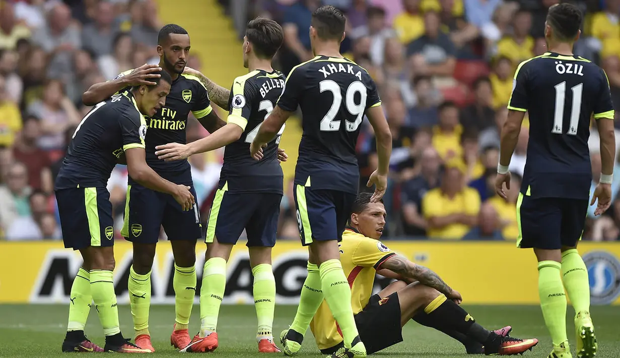 Runner-up Premier League musim lalu, Arsenal akhirnya berhasil meraih tiga poin perdana usai menaklukkan tuan rumah Watford 3-1. Gol kemenangan The Gunners dicetak oleh Santi Cazorla, Alexis Sanchez dan Mesut Ozil. (Reuters/Hannah McKay)
