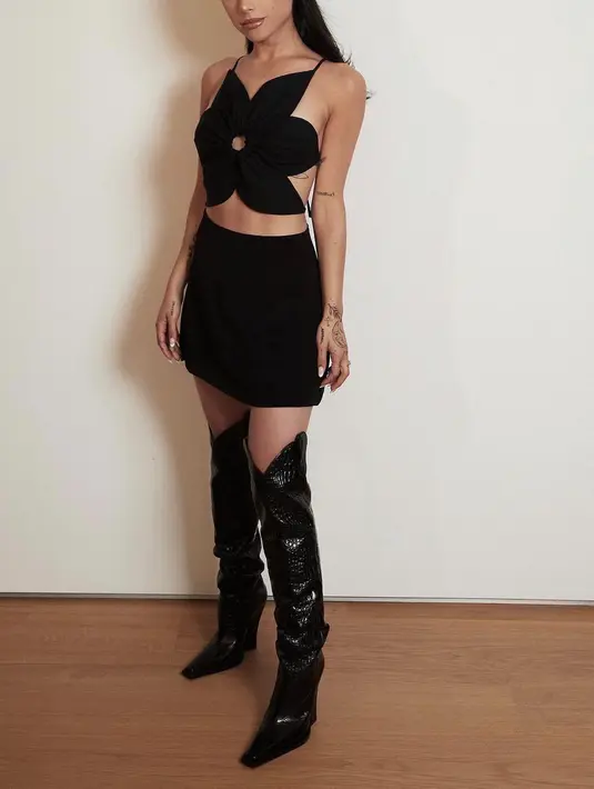 Outfit yang sangat khas Ariana Grande lainnya adalah high boots. Ya, bukankah penyanyi yang satu ini hampir selalu tampil dengan high boots yang unik? Foto: Instagram.