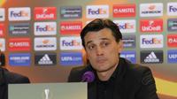 Pelatih AC Milan, Vicenzo Montella, menjawab pertanyaan awak media pada sesi jumpa pers, Rabu (13/9/2017) petang waktu setempat. (Bola.com/Reza Khomaini)