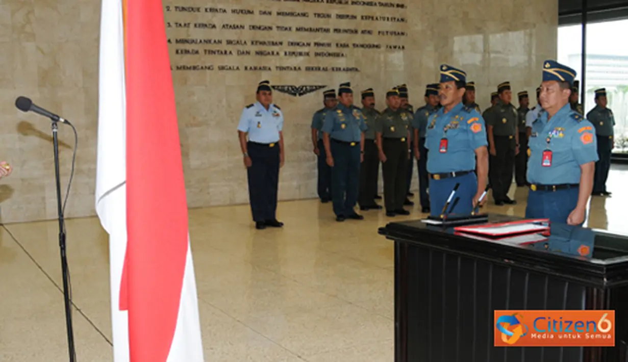 Citizen6, Jakarta: Panglima TNI Laksamana TNI Agus Suhartono menerima pelaporan Sertijab Kapusku TNI Laksma TNI Dr. Suwarno K kepada Laksma TNI Tri Prasodjom, di Mabes TNI Cilangkap, Jakarta Timur, Jumat (6/7). (Pengirim: Badarudin Bakri).