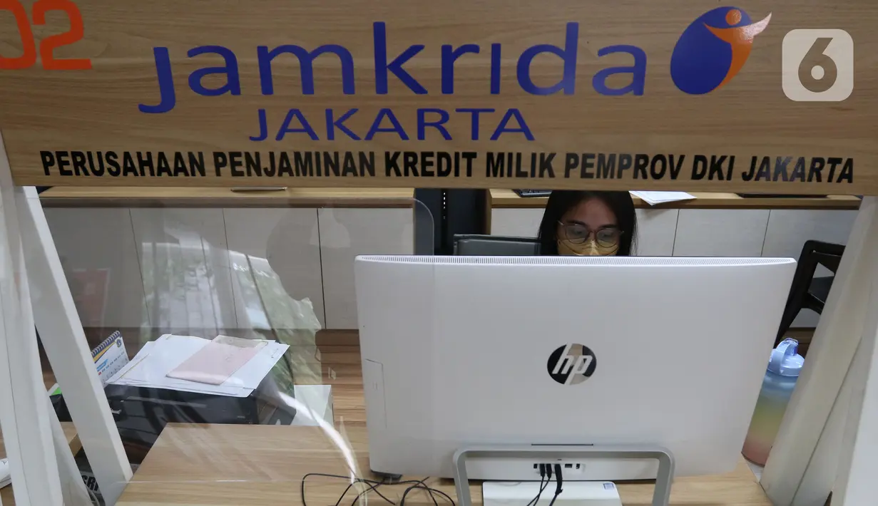 Aktivitas petugas di Mal Pelayanan Publik Provinsi DKI Jakarta, Senin (22/11/2021). Menurut Agung praktik pungli banyak dirasakan masyarakat saat melakukan pengurusan akta kelahiran, bidang pendidikan, perizinan dan serifikat, skep jabatan, dan mencari pekerjaan. (Liputan6.com/Herman Zakharia)