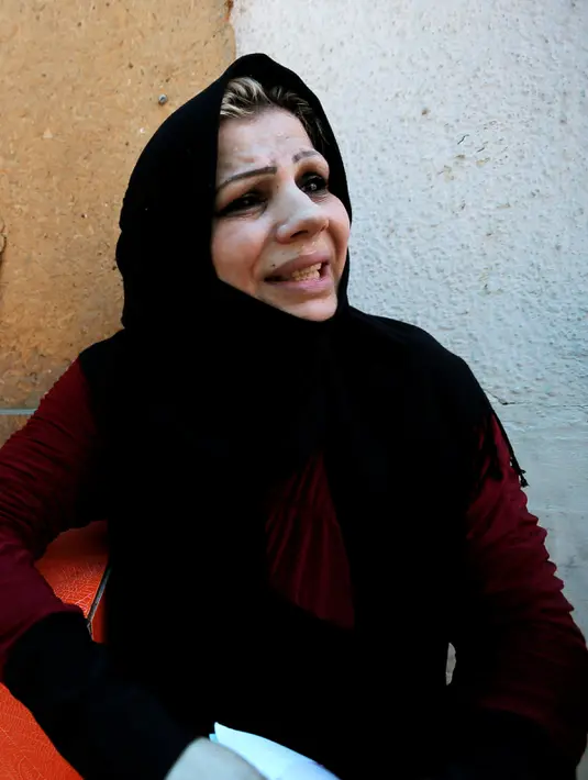 Reaksi seorang wanita Irak setelah insiden kebakaran bangsal bersalin di Rumah Sakit Yarmouk, Baghdad, Rabu (10/8). Kebakaran tersebut menyebabkan 11 bayi prematur yang berada di inkubator tewas. (REUTERS/Thaier Al - Sudani)
