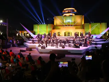 Pengunjung menyaksikan konser di teater terbuka Gedung Opera Kairo, Mesir, Kamis (9/7/2020). Gedung Opera Kairo kembali dibuka dengan menerapkan langkah-langkah anti-COVID-19 yang ketat. (Xinhua/Ahmed Gomaa)