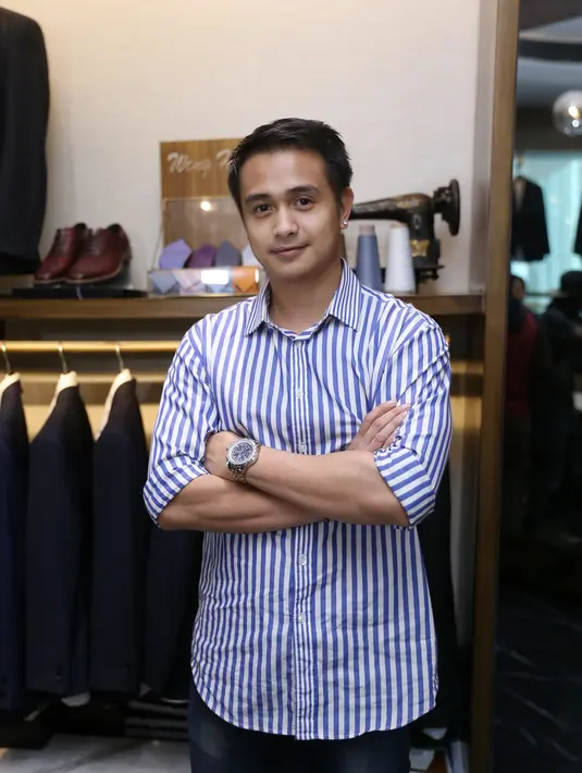 20 April mendatang Ajun Perwira akan segera melepas masa lajangnya dengan janda beranak 3 Jennifer Jill Armand-Supi. Dari penelusuran, diketahui jika Jennifer merupakan ibunda dari pebalap Philopaz Armand, pacar Steffi Zamora. (Kapanlagi/Adrian Utama Putra)