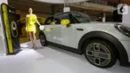 Model berpose di samping mobil MINI Electric pada peluncuran MINI Electric di PIK Avenue Jakarta (08/06/2022). MINI Indonesia hadirkan kendaraan full listrik premium dalam dua varian yaitu MINI Electric dan MINI Electric Collection dengan motor listrik 135 kW/184 hp dan tenaga maksimum 270 Nm. (Liputan6.com/Fery Pradolo)
