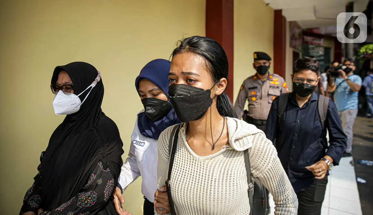 Sejumlah keluarga korban kebakaran Lapas Kelas I Tangerang mendatangi RS Polri Kramat Jati di Jakarta, Rabu (8/9/2021). Keluarga korban kebakaran Lapas Kelas I Tangerang mendatangi Posko Ante Mortem untuk melaporkan kehilangan anggota keluarga mereka. (Liputan6.com/Faizal Fanani)