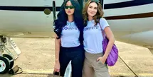 Luna Maya dan Lucinta Luna pergi ke Yogyakarta bersama menggunakan jet pribadi. Tak hanya pergi bersama, keduanya bahkan berpenampilan bak pinang dibelah dua, kenakan white shirt dan celana panjang. Foto: Instagram.