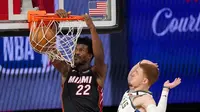 Pemain Heat Jimmy Butler melakukan dunk saat melawan Bucks di semifinal wilayah timur NBA (AP)
