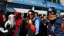 Para penggemar superhero menggunakan kostum Black Cat, Spider-Man, Iron Man dan Captain America saat mengikuti acara Comic-Con International di San Diego, California, Amerika Serikat, (21/7). (REUTERS/Mike Blake)