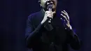 Penyanyi Tulus menyanyikan lagu Damai Bersamamu yang mengambarkan Sila Pertama, Ketuhanan Yang Maha Esa saat Konser Pancasila Gemilang pada penutupan Festival Prestasi Indonesia di JCC, Jakarta, Selasa (22/8). (Liputan6.com/Herman Zakharia)