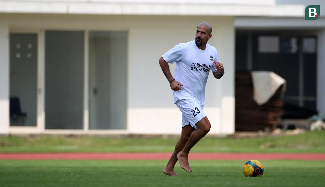 Legenda sepak bola Argentina, Juan Sebastian Veron bermain tanpa alas kaki pada acara puncak BRImo Future Garuda yang bertajuk FOURFEO Mini Tournament di Stadion Madya, Jakarta, Kamis (01/06/2023). (Bola.com/Bagaskara Lazuardi)
