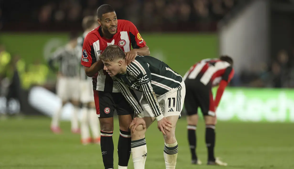 Bek Brentford, Mathias Jorgensen menghampiri striker Manchester United, Rasmus Hojlund setelah berakhirnya laga pekan ke-30 Premier League 2023/2024 di Gtech Community Stadium, London, Sabtu (30/3/2024). (AP Photo/Ian Walton)