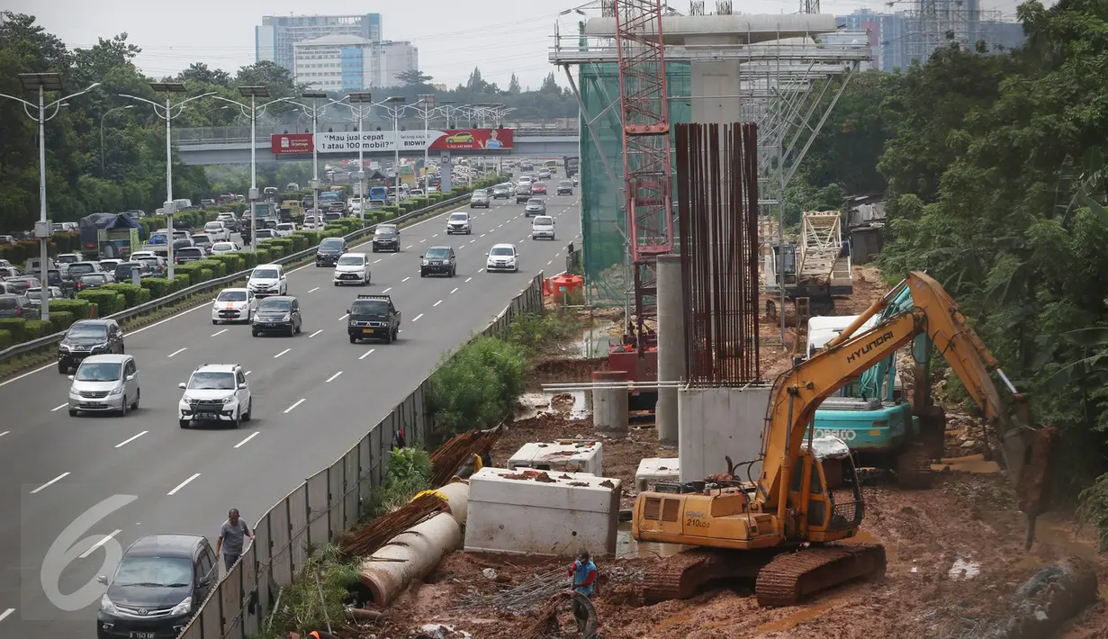 Pekerja menyelesaikan proyek Light Rail Transit (LRT), Jakarta Timur, Rabu (22/3). Mega proyek senilai Rp 22,5 triliun tersebut ditargetkan selesai dan siap beroperasi pada Mei 2019. (Liputan6.com/Immanuel Antonius)