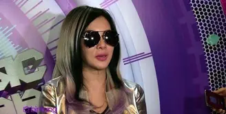 Syahrini selalu menjadi sorotan publik di setiap penampilannya. Spesial untuk SCTV Music Awards 2016, seperti apa sih penampilan manja ala Syahrini?