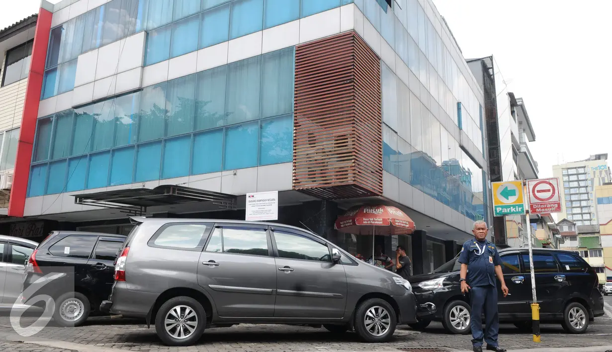 Rumah toko atau ruko Nazaruddin yang disegel yang berada di Wijaya Grand Center, Jakarta Selatan, Senin (28/11). Ruko ini berada di blok C 15-16, yang sebelumnya dijadikan kantor penjualan alat kesehatan. (Liputan6.com/Helmi Affandi)