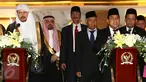 Ketua DPR Setya Novanto dan Ketua Majelis Syuro Arab Saudi Syeikh Abdullah bin Muhammad bin Ibrahim Al-Syeikh menggelar konferensi pers di Komplek Parlemen Senayan, Jakarta, Kamis (16/2). (Liputan6.com/Johan Tallo)
