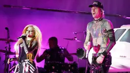 Avril Lavigne (kiri) tampil bersama Machine Gun Kelly pada hari kedua Festival Musik Lollapalooza di Grant Park, Chicago, Amerika Serikat, 29 Juli 2022. Lollapalooza 2022 menjadi salah satu festival musik terbesar di Amerika Serikat. (Photo by Rob Grabowski/Invision/AP)