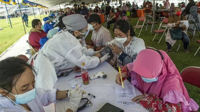 FOTO: Klinik Vaksinasi COVID-19 Massal Darurat di Surabaya