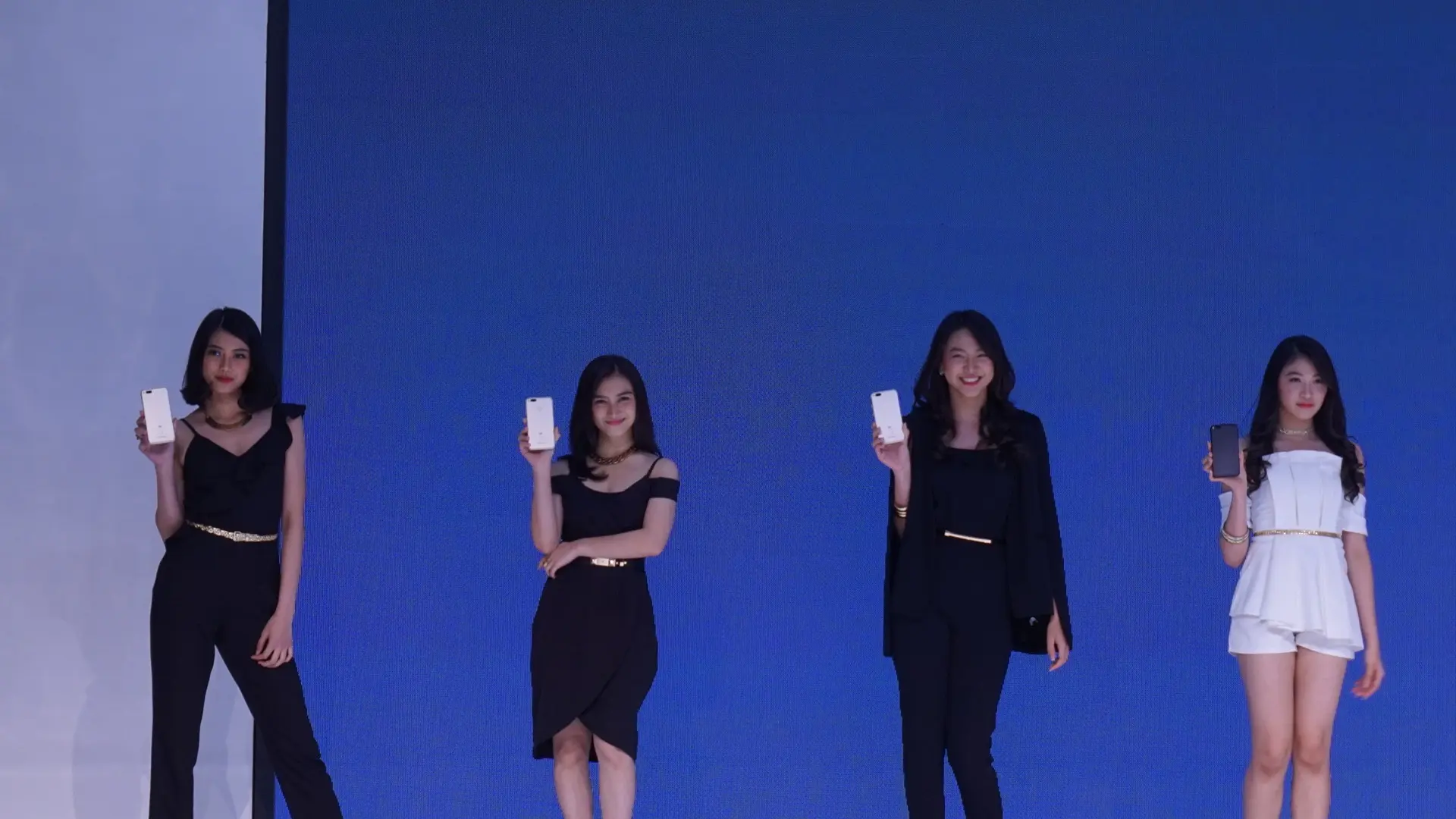 Member JKT48 beraksi di panggung Xiaomi Mi A1 (Liputan6.com/ Agustin Setyo W)