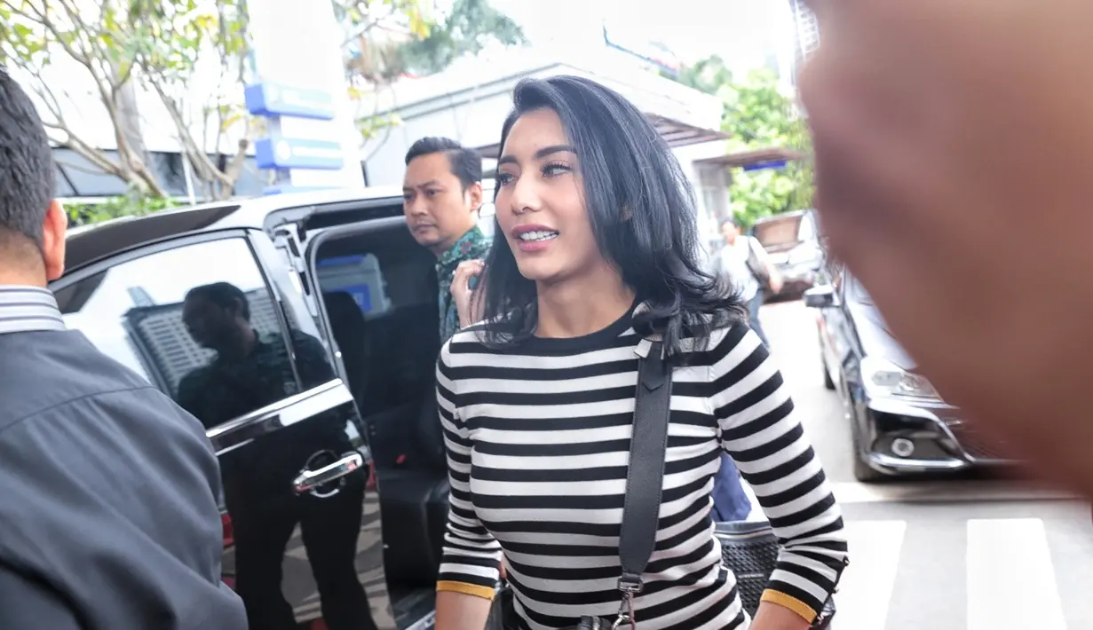 Bintang film Air Terjun Pengantin itu datang sekitar pukul 11.15 WIB. Dengan menggunakan mobil Alpard hitam. Ia banyak mengumbar senyum pada wartawan. (Adrian Putra/Bintang.com)