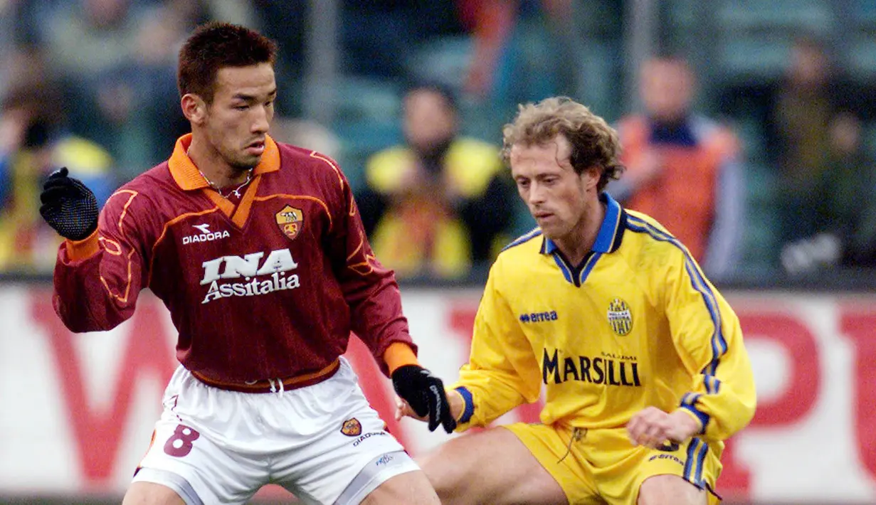 1. Hidetoshi Nakata - Bintang AS Roma ini adalah salah satu pemain terbaik Jepang sepanjang masa. Delapan tahun berkarir di Italia, Nakata berhasil meraih gelar juara Serie A pada musim 2000-2001 bersama AS Roma. (AFP/GAbriel Bouys)