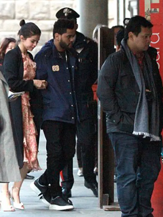 Kabar lain menyiarkan bahwa meskipun keduanya baru belakangan ini terlihat bersama, sebenarnya kedekatan Selena Gomez dan The Weeknd sudah mulai terjalin setelah mereka tampil di Victoria’s Secret 2015. (doc.dailymail.com)