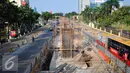Aktifitas pembangunan jalan layang khusus bus Transjakarta paket Taman Puring terlihat sepi, Jakarta, Rabu (15/7/2015). Proyek pembangunan ini berhenti sementara selama libur Lebaran. (Liputan6.com/Yoppy Renato)
