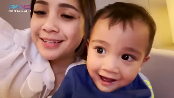 Nagita Slavina dan Rayyanza. (Foto: YouTube Rans Entertainment)