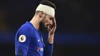 Kepala pemain Chelsea, Olivier Giroud mengalami luka setelah benturan dengan pemain West Bromwich pada lanjutan Premier League di Stamford Bridge stadium, London, (12/2/2018). Chelsea menang 3-0. (AFP/Glyn Kirk)