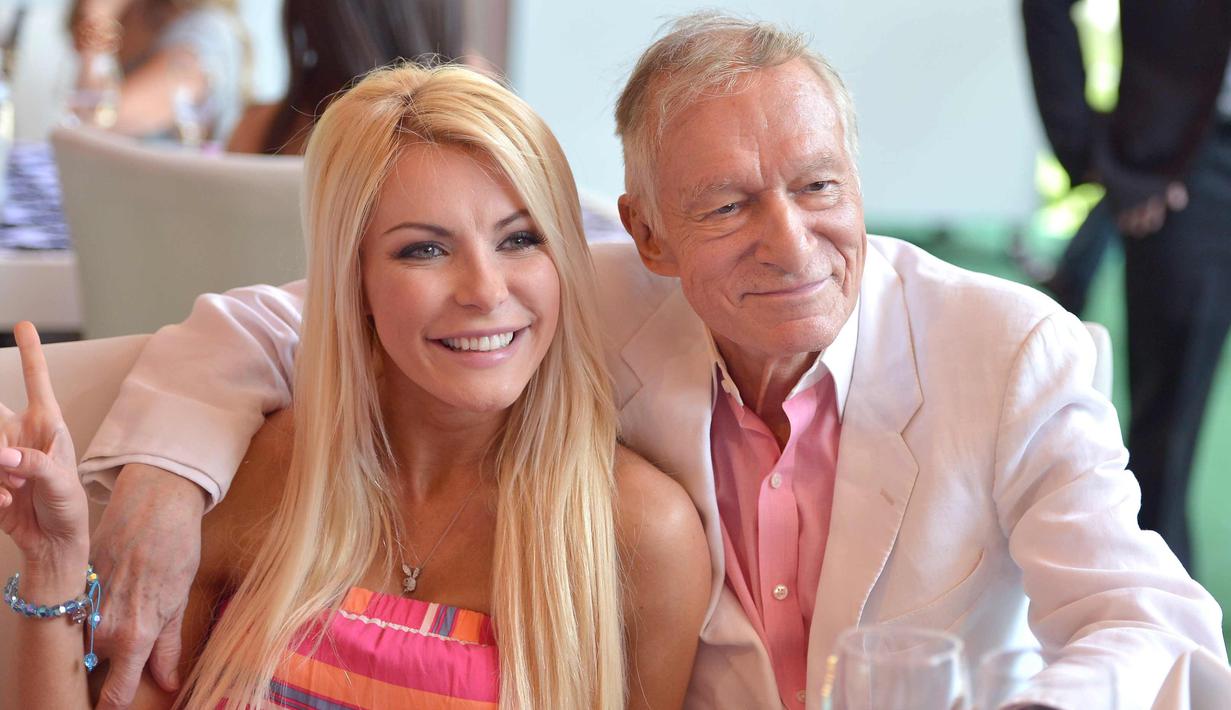 Hugh Hefner merangkul Crystal Harris di The Playboy Mansion di Holmby Hills, California 9 Mei 2013. Wanita seksi berambut pirang ini juga berhasil menarik hati Hugh Hefner dan menikah pada 2012. (Charley Gallay/Getty Images for Playboy/AFP)
