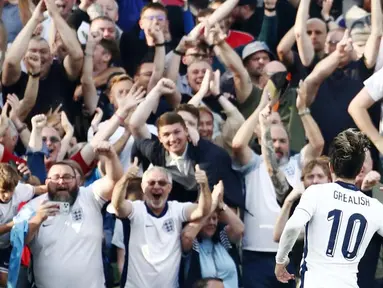 Pemain Timnas Inggris, Jack Grealish, melakukan selebrasi setelah mencetak gol ke gawang Irlandia pada laga UEFA Nations League di Aviva Stadium, Sabtu, (7/9/2024). (AP Photo/Peter Morrison)