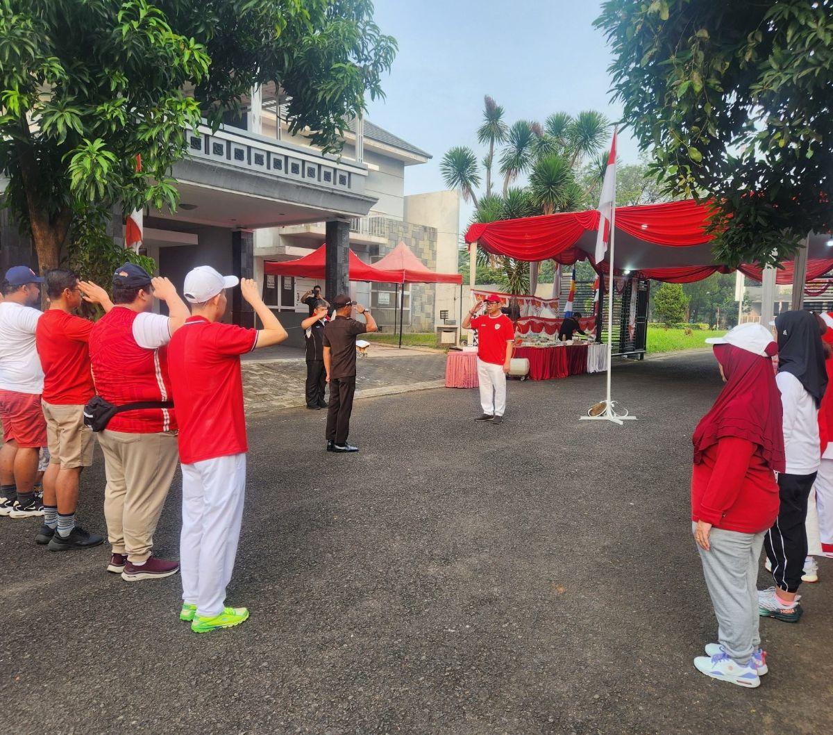 Mereka berkumpul untuk mengikuti berbagai rangkaian acara. Salah satunya adalah upacara bendera.  Dengan penuh khidmat, mereka mengikuti prosesi pengibaran bendera Merah Putih, menyanyikan lagu kebangsaan Indonesia Raya, dan mengheningkan cipta untuk meng