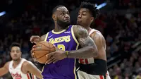 LeBron James berduel dengan pemain Blazers pada lanjutan NBA (AP)