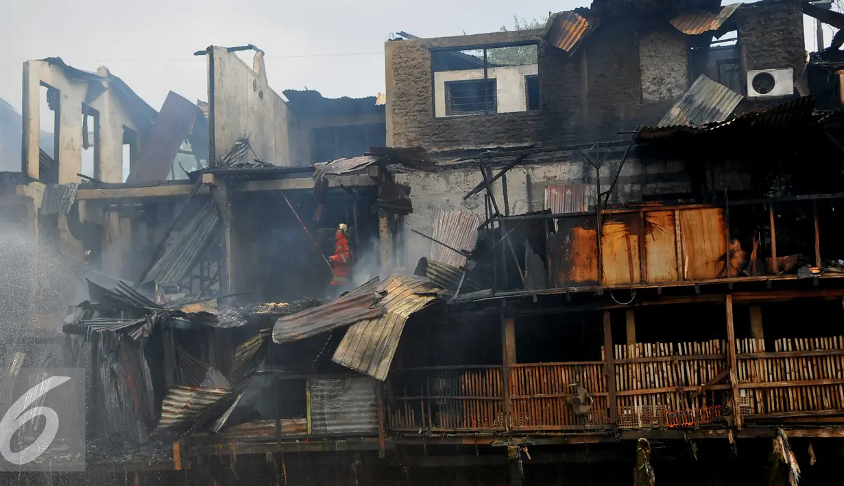 Petugas pemadam kebakaran berusaha memadamkan api yang membakar pemukiman di kawasan padat penduduk Bukit Duri, Jakarta, Selasa (23/2). Hingga kini penyebab kebakaran masih dalam penyelidikan pihak terkait. (Liputan6.com/Gempur M Surya)