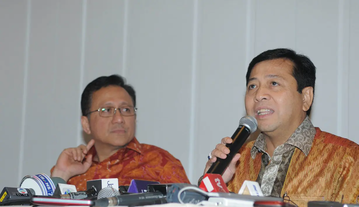 Ketua Dewan Perwakilan Rakyat (DPR), Setya Novanto (kanan), memberikan keterangan pada sejumlah pewarta usai mengadakan pertemuan dengan Presiden terpilih Joko Widodo di Hotel Heritage Menteng, Jakarta, (10/10/2014). (Liputan6.com/Herman Zakharia)