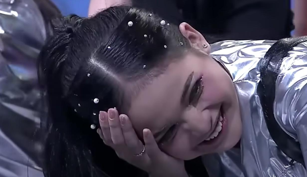 Momen ketika Kiky Saputri roasting Putri Isnari di Indonesian Dangdut Awards 2022 namun berujung diamuk oleh fans Lesti Kejora dan Rizky Billar. (Foto: YouTube/Indosiar)