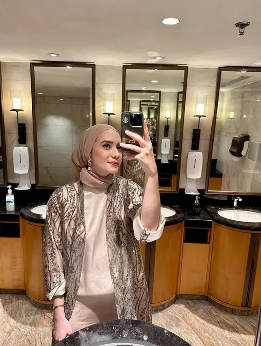 Model hijab ini digemari para hijabers Malaysia. Material yang digunakan biasanya satin atau sifon yang jatuh dan flowy. [Foto: @anneofficial1990]