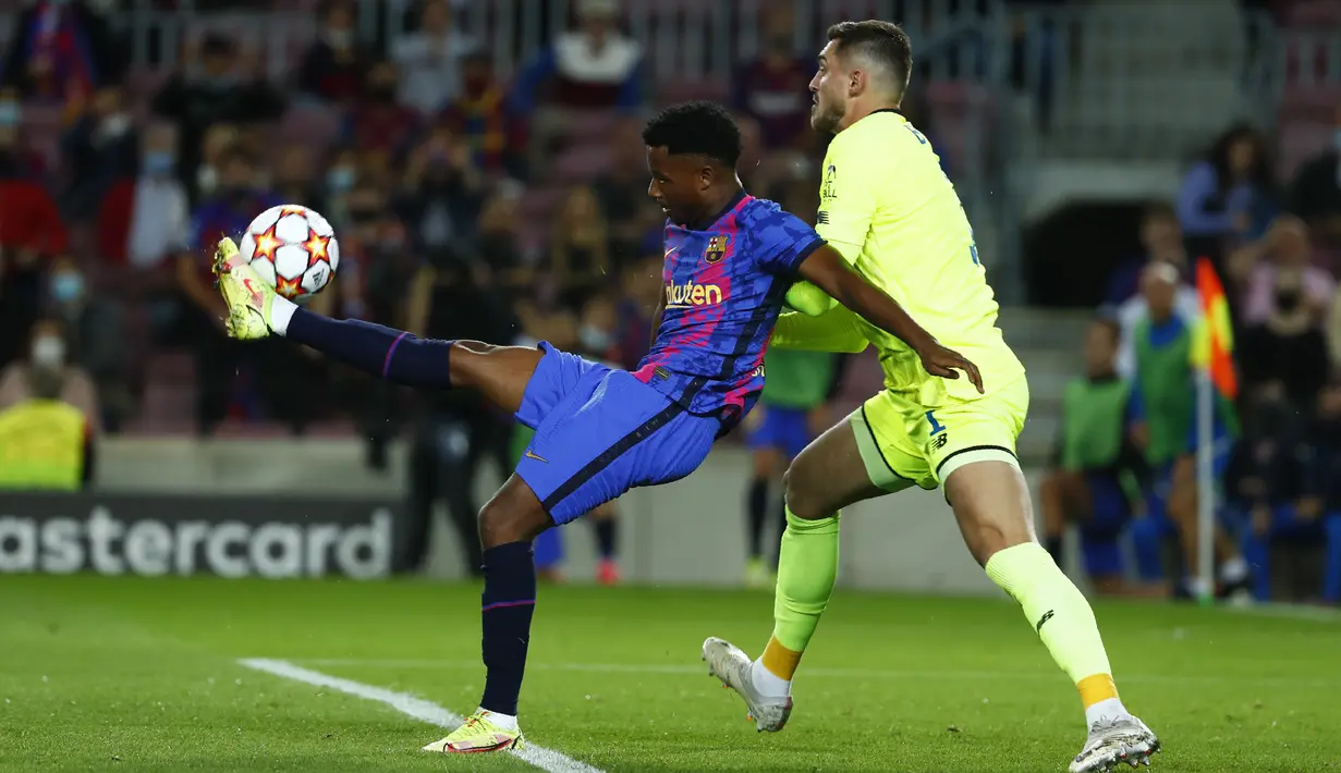 Penyerang Barcelona, Ansu Fati berusaha mencetak gol dari kawalankiper Dinamo Kyiv, Heorhiy Bushchan pada pertandingan lanjutan Grup E Liga Champions di di stadion Camp Nou di Barcelona, Spanyol, Rabu (20/10/2021). Barcelona menang tipis atas Dinamo Kyiv dengan skor 1-0. (AP Photo/Joan Monfort)
