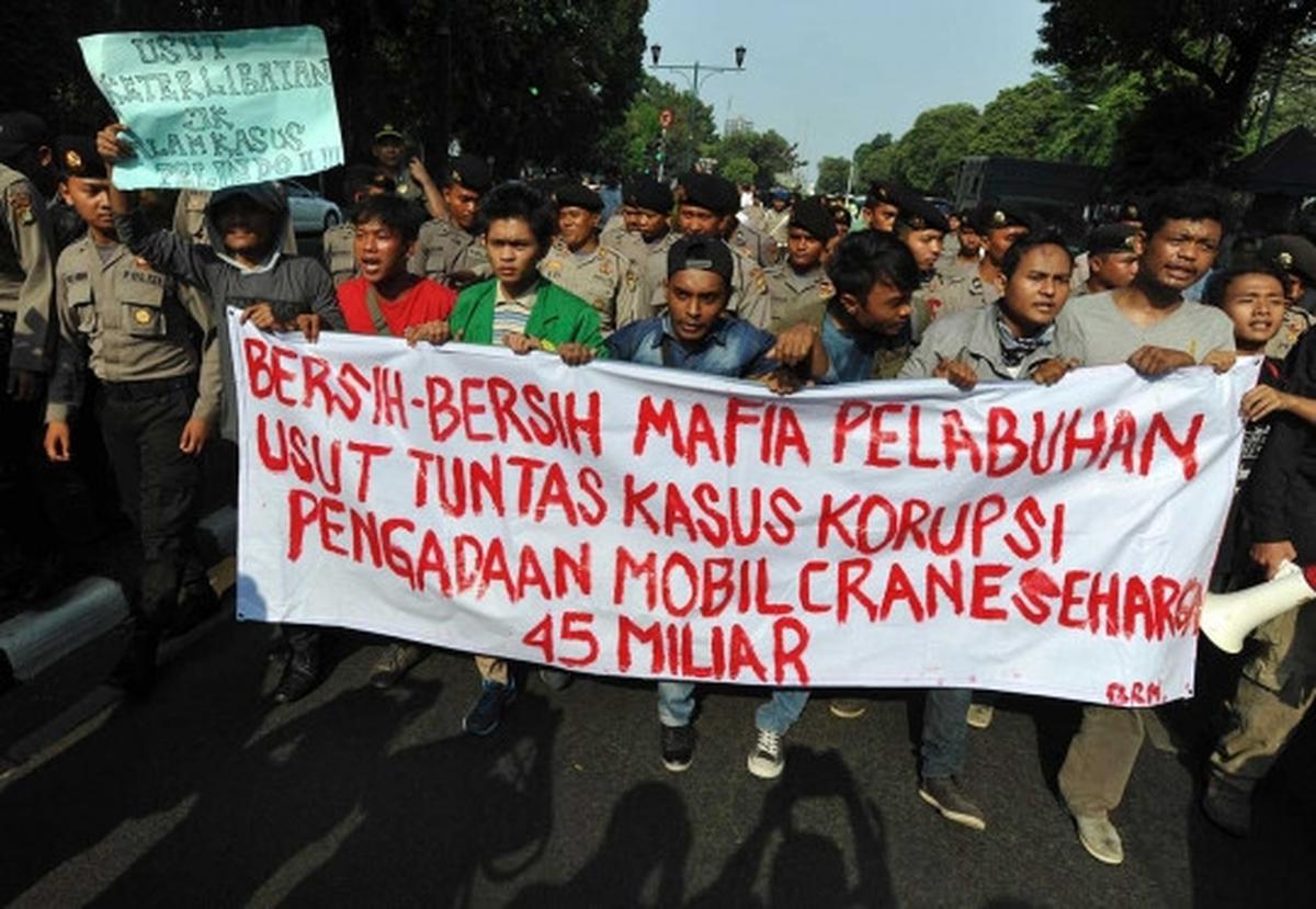 Gelar aksi demo Wapres JK, massa bawa bangkai tikus