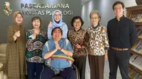 Desy Ratnasari Lulus S3 di Usia 50 Tahun Warganet Salah Fokus Wajah Awet Mudanya.&nbsp; foto: (dok.Instagram @desyratnasariterdepan/https://www.instagram.com/p/C7519tnhPuR//Henry)