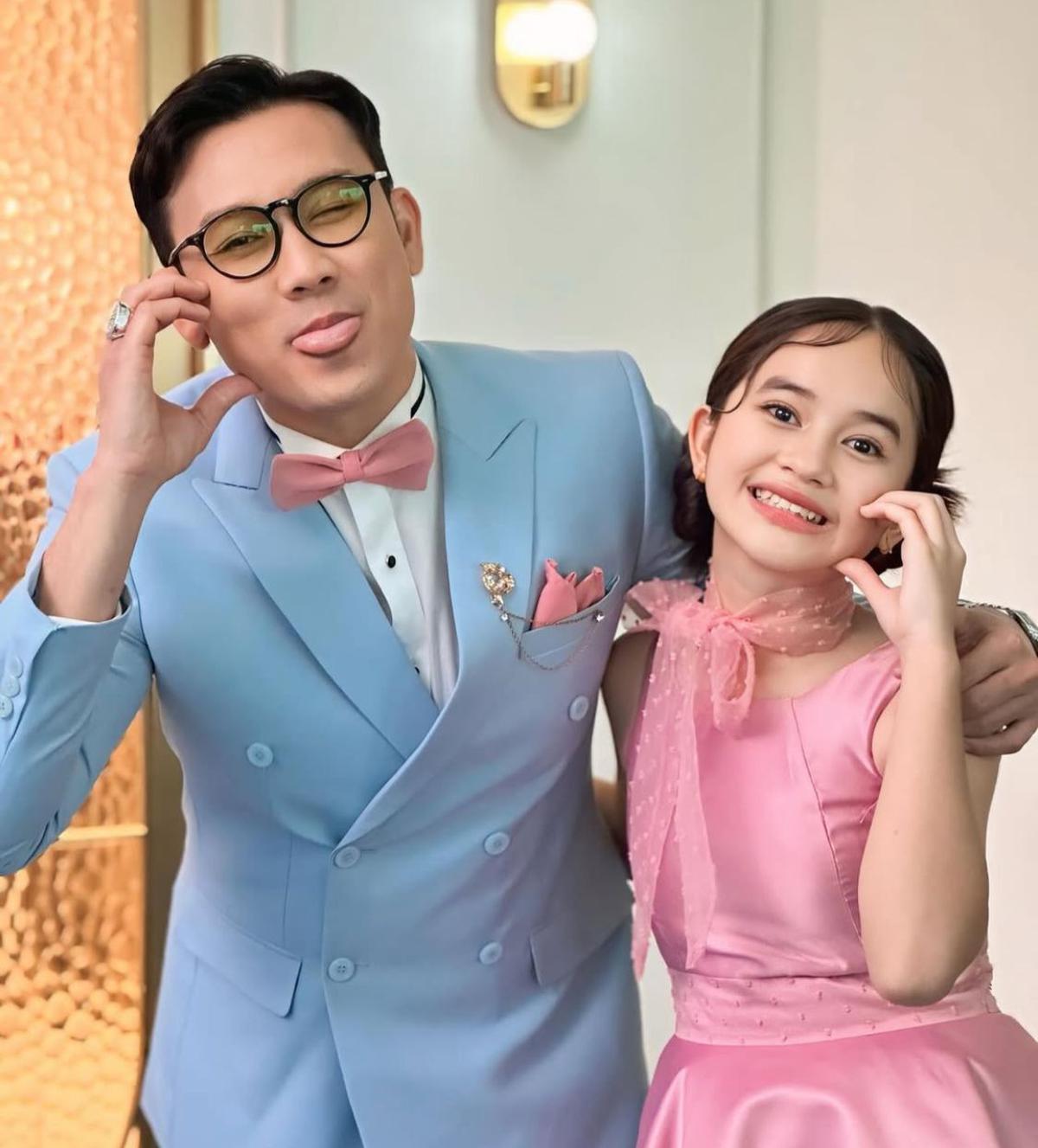 7 Potret Denny Sumargo Pamer Gaya di Gala Premier '2nd MIRACLE IN CELL NO.7', Tantangan Tebakan Nama Jadi Sorotan