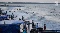 Pengunjung bermain air di Pantai Randusanga Indah, Brebes, Jawa Tengah, Minggu (2/7). Pantai Randusanga Indah ini juga menjadi tujuan wisata warga sekitar Brebes untuk mengisi waktu liburan lebaran. (Liputan6.com/Faizal Fanani)