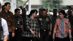 Gubernur DKI Jakarta, Basuki Tjahaja Purnama, Menko PMK, Puan Maharani dan Menkes Nila Moeloe (ki-ka depan) saat kunjungi korban bom sarinah di RSPAD, Jakarta, (14/1/2016). Sebanyak 9 korban berada di RSPAD, Gatot Subroto. (Liputan6.com/Yoppy Renato)