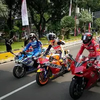 Pengemudi ojol mendadak jadi pusat perhatian usai lintasi jalur steril parade MotoGP di Jakarta dengan santai. Bikin penonton terhibur! (Instagram/motogp).