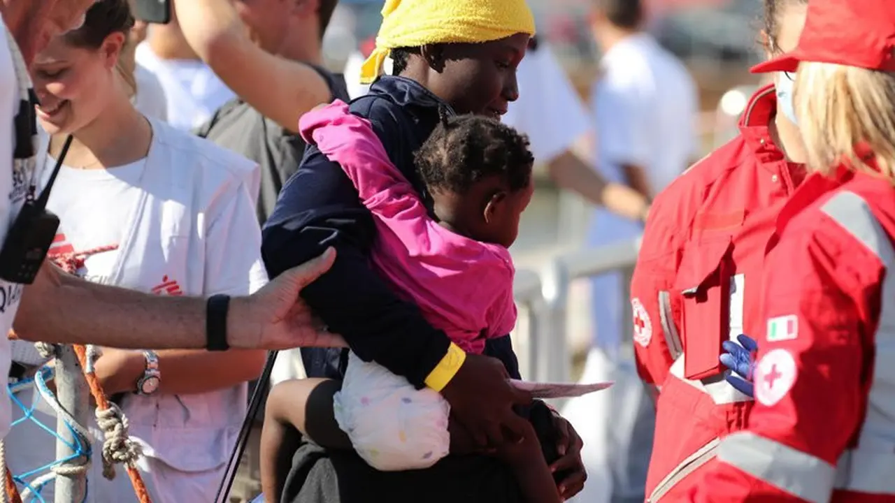 Imigran gelap asal Afrika yang diselamatkan oleh otoritas Italia usai terombang-ambing di dalam perahu di Laut Mediterania. Libya kerap digunakan sebagai titik tolak pertama para imigran untuk menyeberang ke Eropa (AP Photo)