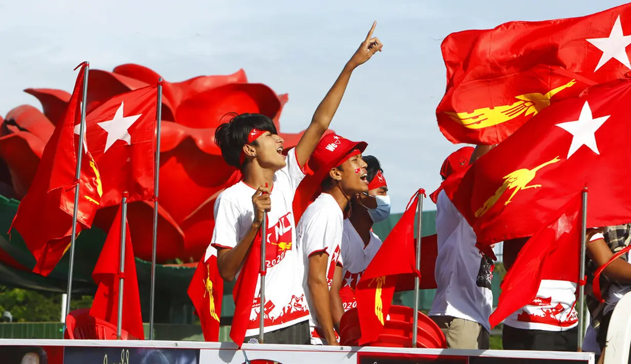 Pendukung partai National League for Democracy (NLD) pimpinan Aung San Suu Kyi mengibarkan bendera partai dan bersorak-sorai dari truk saat kampanye pemilihan umum bulan depan di Naypyitaw, Myanmar, Rabu (21/10/2020). (AP Photo/Aung Shine Oo)